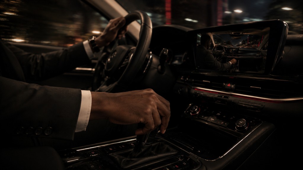 Mains du chauffeur Easy Ride au volant, nuit